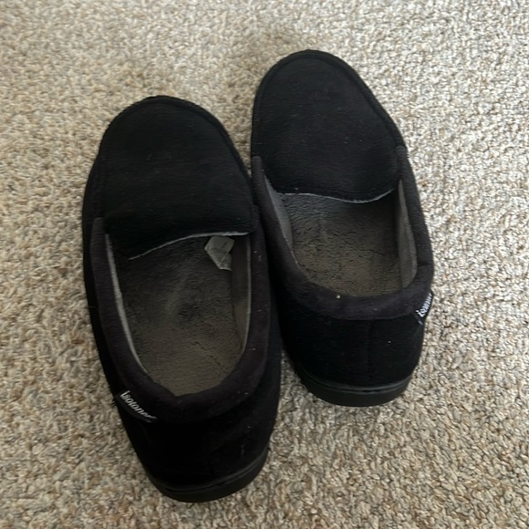 Men’s Isotoner memory foam fuzzy slippers size 8.5-9.5 - Picture 2 of 3